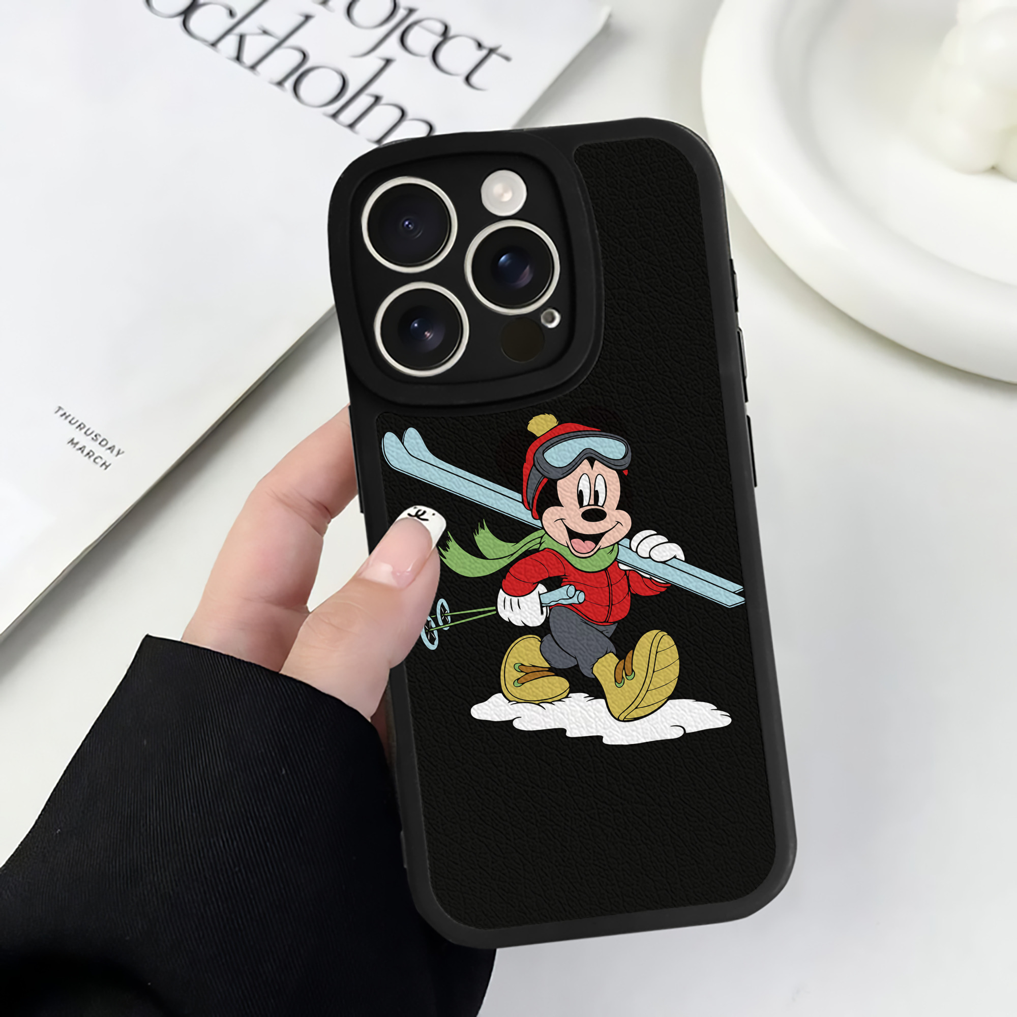 （画像用） ミッキーマウス Mickey Mouse 【iPhone 16シリーズ対応】シリコンスマホケース（レザー調） 材質：シリコン